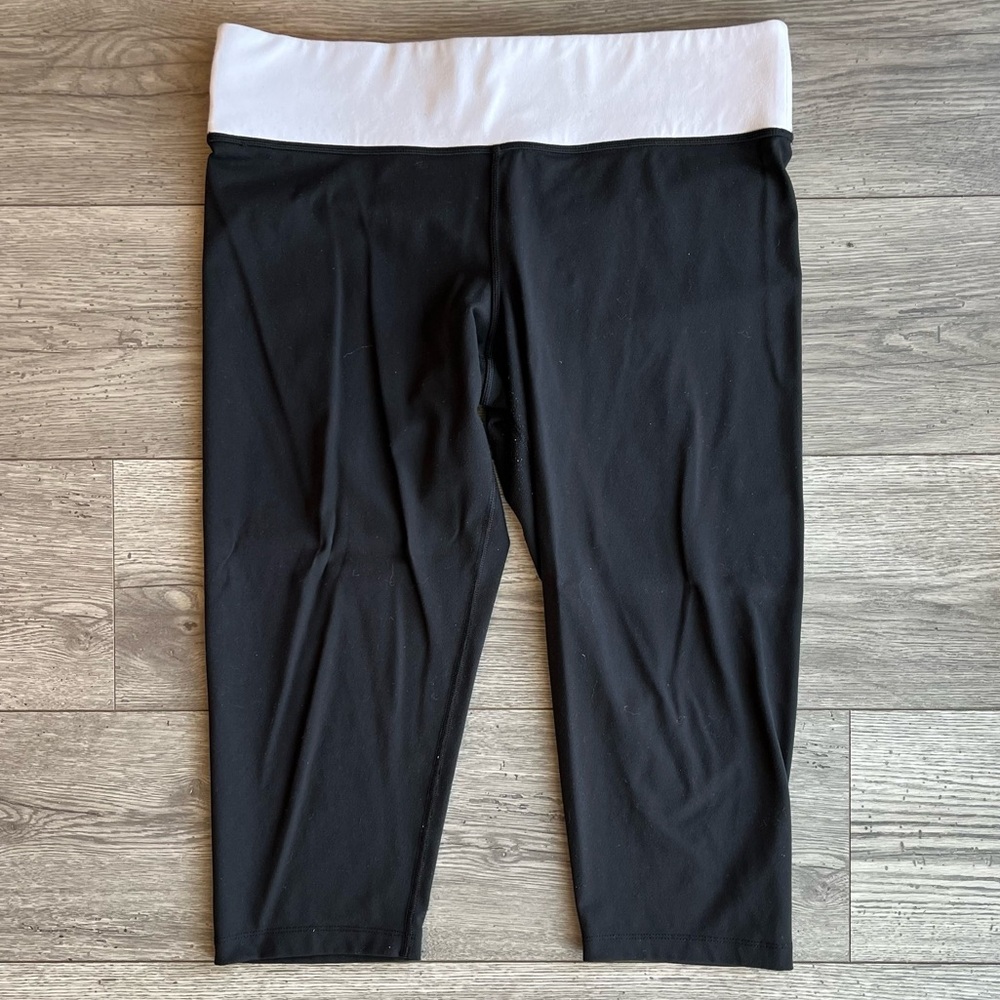 PINK Victoria’s Secret Women’s Capri Black & White Legging Size Large